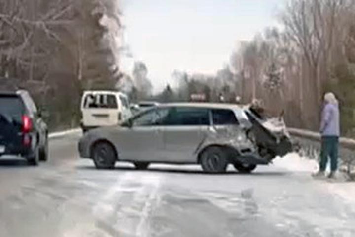 Из-за аварии на трассе в Хакасии перекрыта одна полоса 